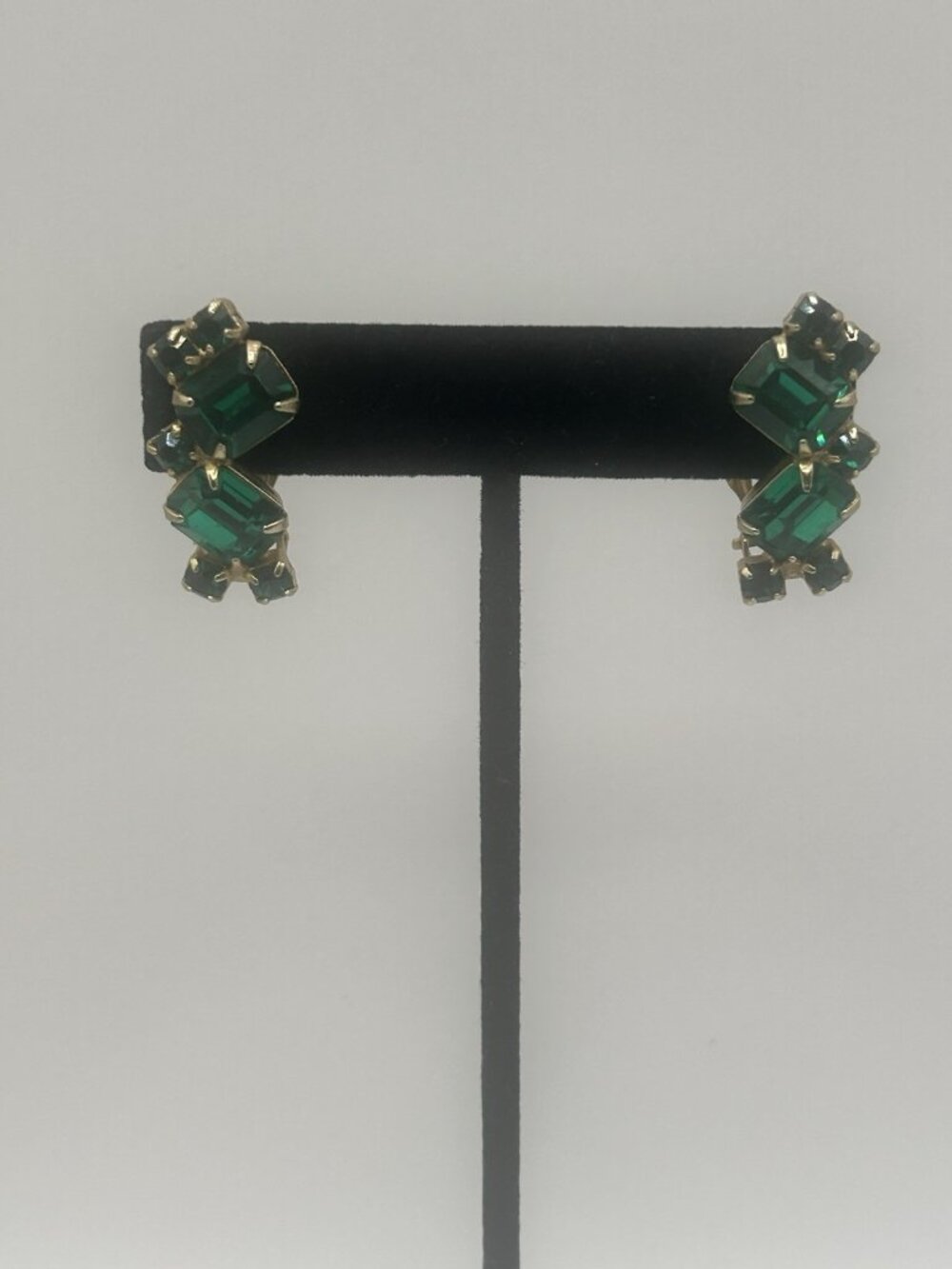 Vintage Emerald Green Rhinestone Gold Tone Clip On Earrings Christmas Gift Vntg - Picture 5 of 14